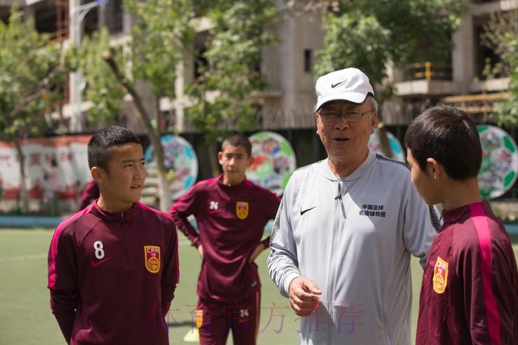 中国足球名宿辅导团离京后首站为何选择成都?王俊生:福地 中国足球名宿辅导团离京后首站为何选择成都?王俊生:福地